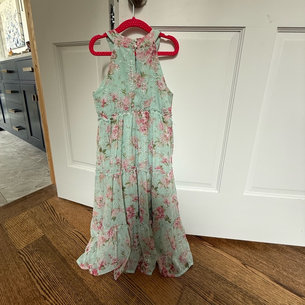 Girls size 7 dress beautiful for summer days!